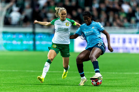 Alice Carlsson of Hammarby and Khadija Shaw of Manchester