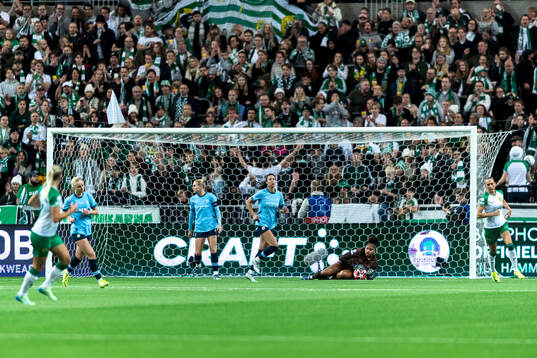 Goalkeeper Khiara Keating of Manchester City