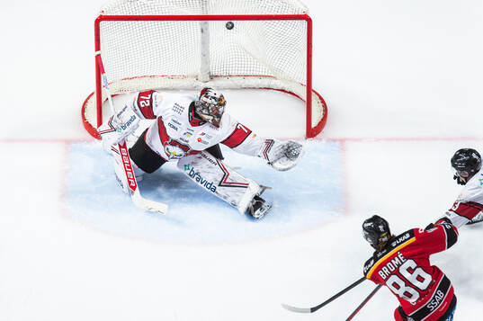 Luleås Mathias Bromé gör 1-0 bakom Malmö Redhawks