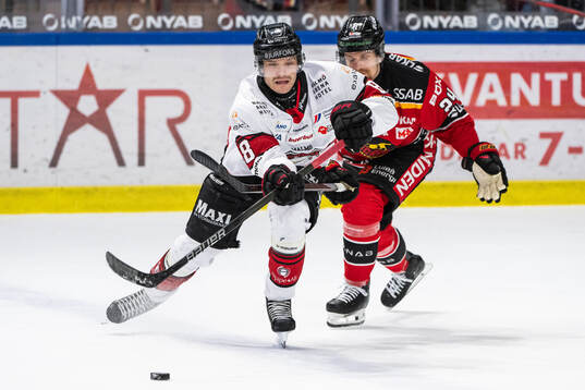 Malmö Redhawks Johan Olofsson och Luleås Brendan Shinnimin