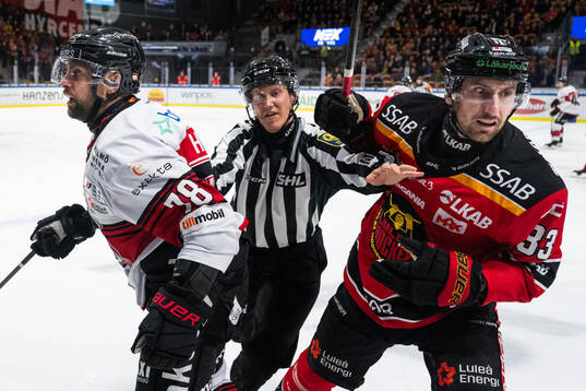 Malmö Redhawks Robin Hanzl, linjedomare Niclas Westman och