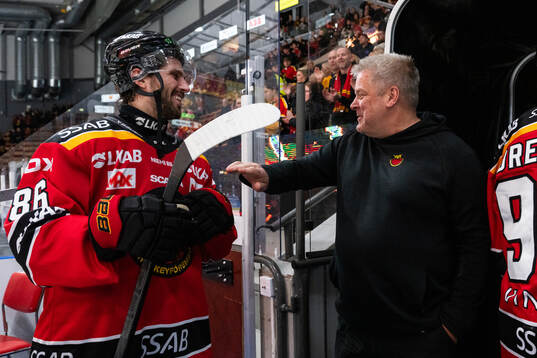 Luleås Mathias Bromé och sportchef Thomas Fröberg jublar