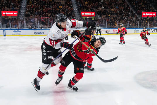 Malmö Redhawks Axel Sundberg och Luleås Brendan Shinnimin