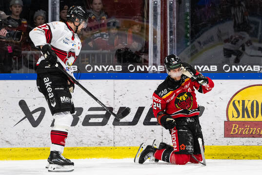 Malmö Redhawks Johan Ivarsson och Luleås Brendan Shinnimin