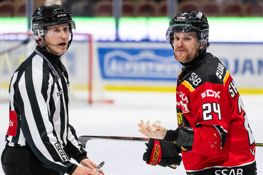 Linjedomare Rickard Westman och Luleås Brendan Shinnimin