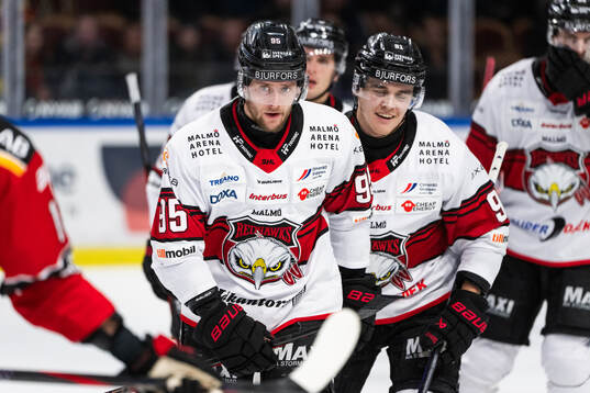 Malmö Redhawks Carl Persson jublar
