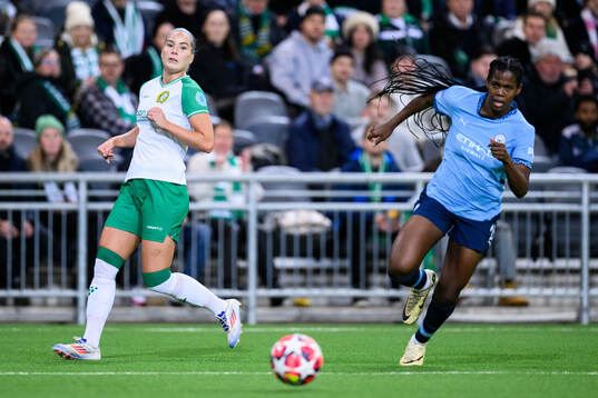Eva Nyström of Hammarby and Khadija Shaw of Manchester City