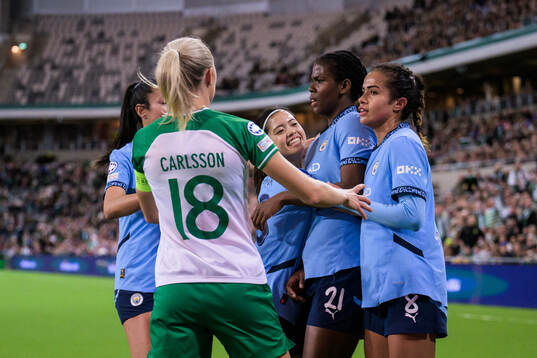 Alice Carlsson of Hammarby and Khadija Shaw of Manchester