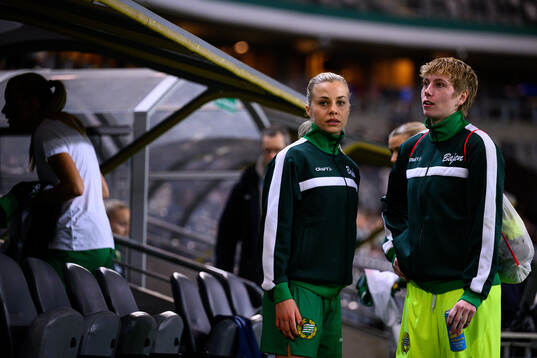 Lotta Ökvist and goalkeeper Moa Edrud of Hammarby