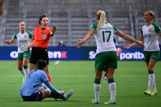 Referee Silvia Gasperotti and Stina Lennartsson of Hammarby