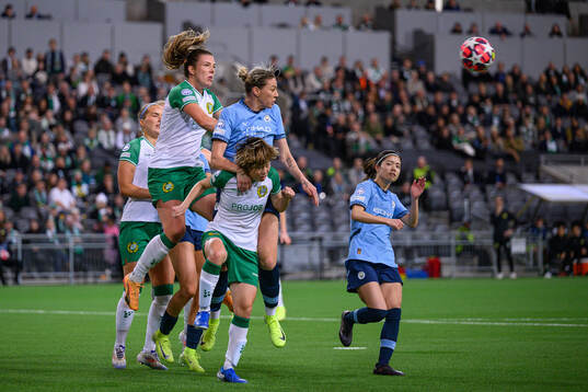 Emma Westin of Hammarby and Alanna Kennedy of Manchester