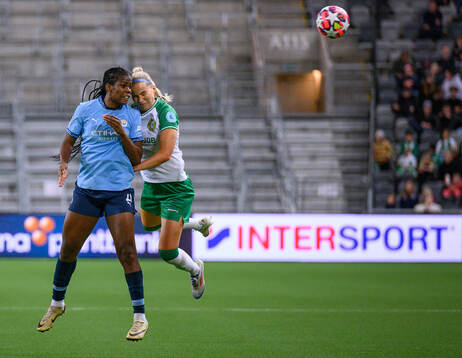 Khadija Shaw of Manchester City and Eva Nyström of Hammarby