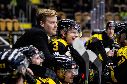 Västerås tränare Eric Karlsson och Niklas Folin jublar