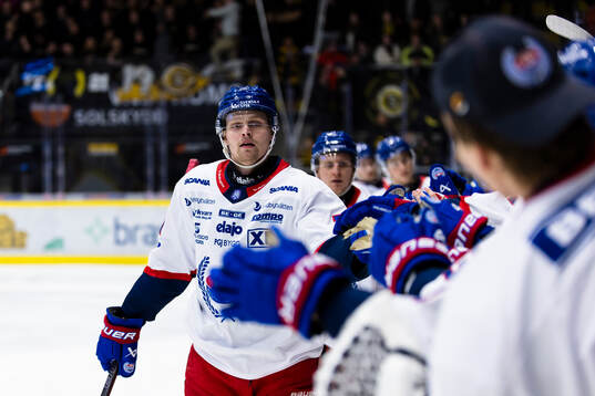Oskarshamns Hampus Karlsson jublar med lagkamrater