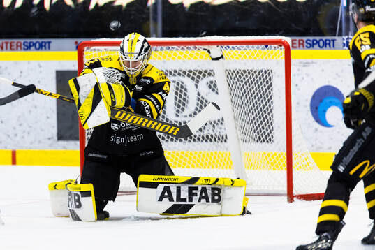 Västerås målvakt Rasmus Korhonen med en räddning