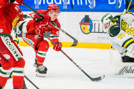 Moras Felix Johansson och Östersunds målvakt Daniel