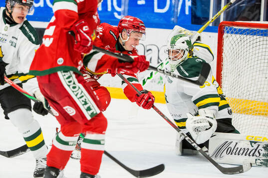 Moras Felix Johansson och Östersunds målvakt Daniel