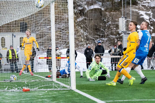 IFK Göteborgs Oscar Pettersson gör 0-1 bakom Oddevolds