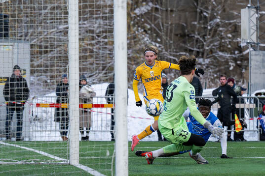 IFK Göteborgs Oscar Pettersson gör 0-1 bakom Oddevolds