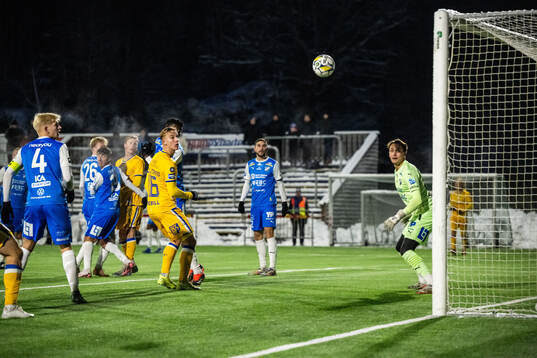 IFK Göteborgs Linus Carlstrand ser 1-2 gå in bakom