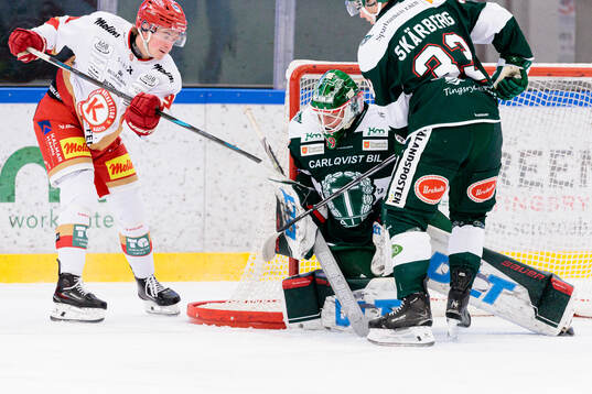 Kalmars Erik Thorwalls och Tingsryds målvakt Emil Cederlund