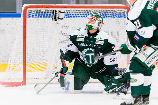 Tingsryds målvakt Emil Cederlund deppar