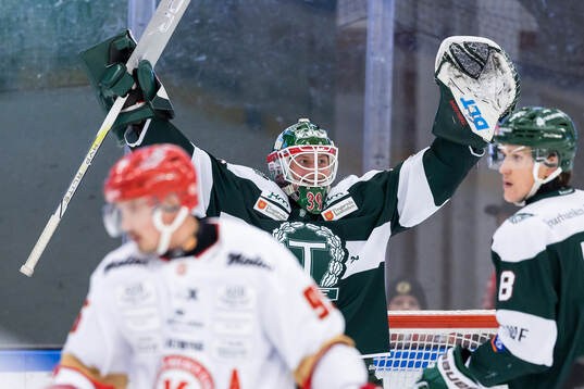 Tingsryds målvakt Emil Cederlund jublar