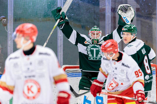 Tingsryds målvakt Emil Cederlund jublar