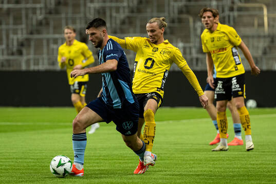 Djurgårdens Besard Sabovic och Elfsborgs Niklas Hult