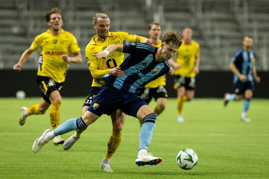 Elfsborgs Niklas Hult och Djurgårdens August Priske Flyger