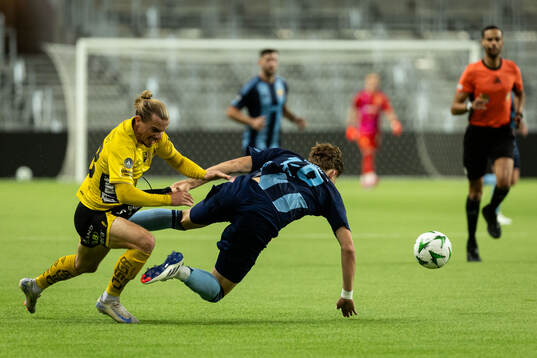 Elfsborgs Niklas Hult och Djurgårdens August Priske Flyger