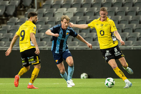 Elfsborgs Arber Zeneli och Emil Holten mot Djurgårdens
