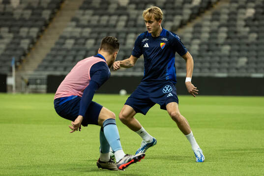 Djurgårdens Oskar Fallenius innan en träningsmatch mellan