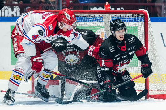 Timrås Maximilian Eisenmenger och Malmö Redhawks målvakt