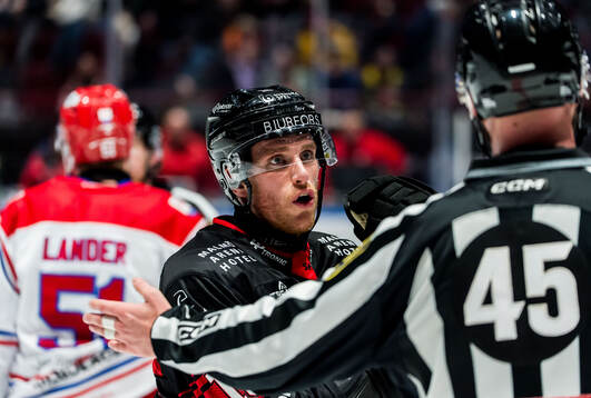 Malmö Redhawks Matias Lassen och Linjedomare Andréas