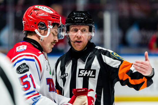 Timrås Anton Lander och Domare Mikael Holm