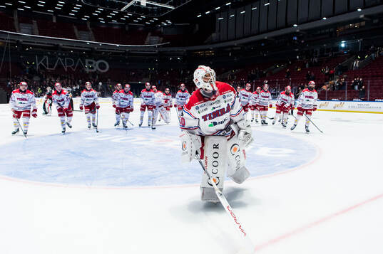 Timrås målvakt Jacob Johansson jublar