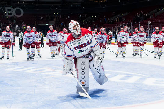 Timrås målvakt Jacob Johansson jublar