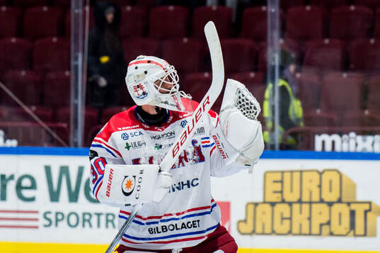 Timrås målvakt Jacob Johansson jublar