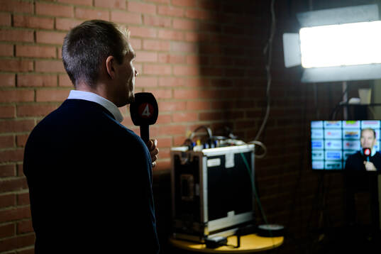 Färjestads tränare Thomas Mitell blir intervjuad av TV4