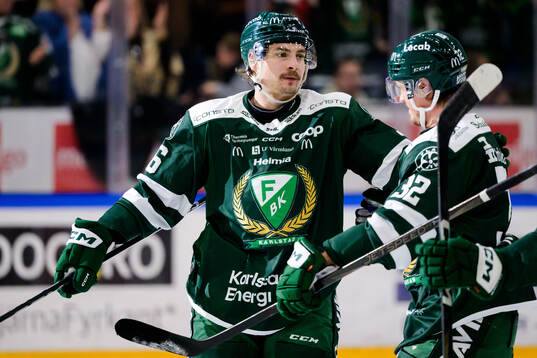 Färjestads David Tomasek och Magnus Nygren jublar