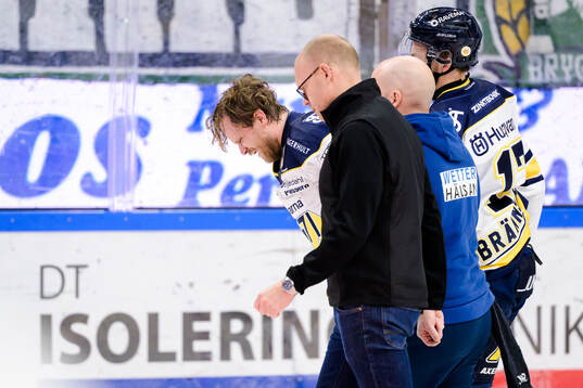 HV71s Mattias Tedenby lämnar isen skadad