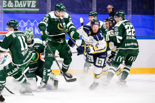 Färjestads Adam Ollas Mattsson och HV71s Mattias Tedenby