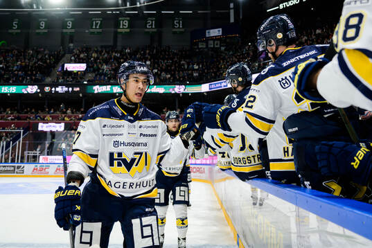 HV71s Jonathan Ang jublar