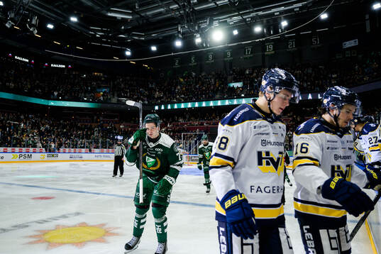 Färjestads Viktor Lodin jublar och HV71s Herman Träff och