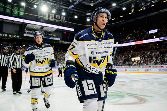 HV71s Jonathan Ang jublar