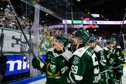Färjestads Joel Nyström och Linus Johansson jublar