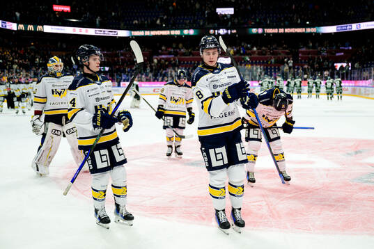 HV71s Oscar Fisker Molgaard och Herman Träff deppar