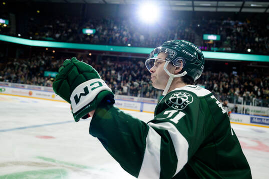 Färjestads Viktor Lodin jublar