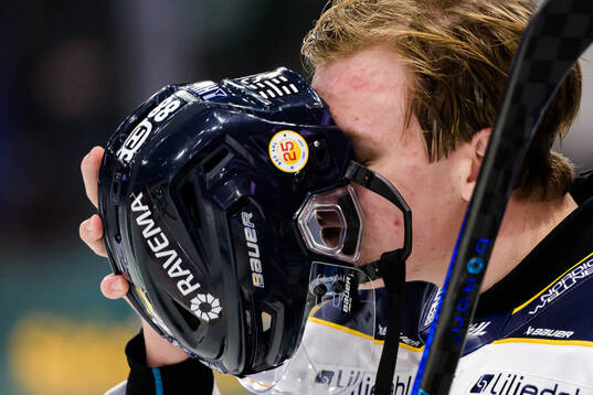 HV71s Herman Träff deppar